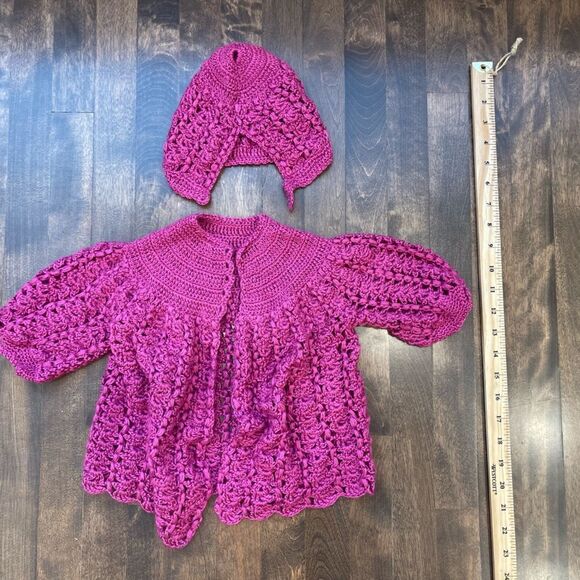 Vintage baby hand knit fuchsia cardigan and bonnet for girls || Vintage clothes - Picture 3 of 6